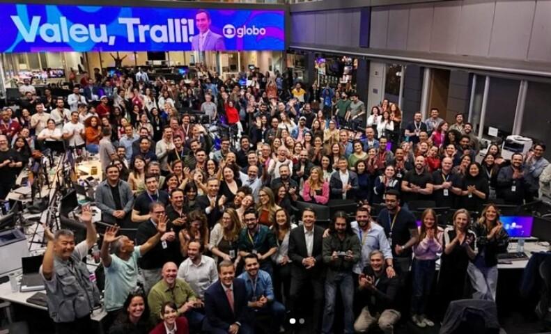 O jornalista publicou fotos mostrando a homenagem que recebeu dos colegas, que o aplaudiram diante de um telão com a mensagem “valeu, Tralli”. Emocionado, ele agradeceu: “Valeu, redação de São Paulo! Muito obrigado por tanto carinho. Vocês todos habitam meu coração.”