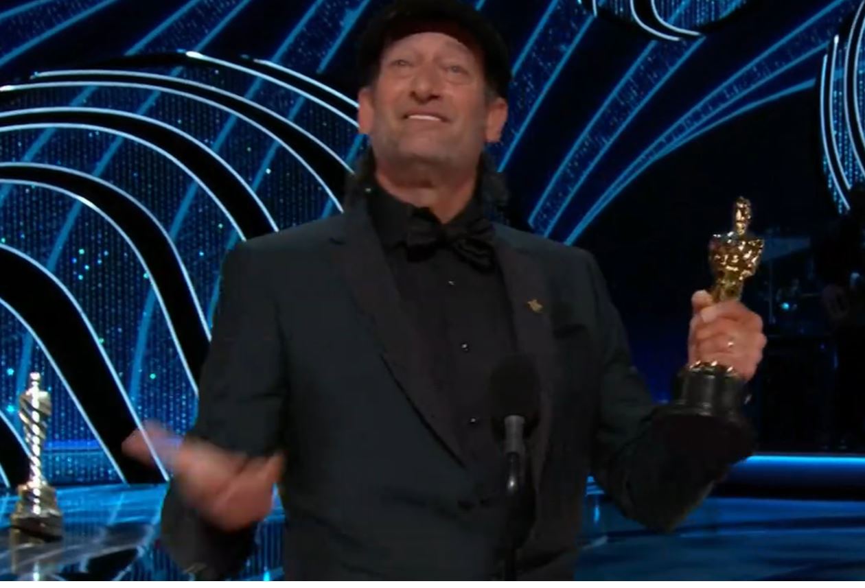 Depois, Troy Kotsur, que também é surdo, ganhou o prêmio de Melhor Ator Coadjuvante, pela atuação em CODA (No Ritmo do Coração). O filme é de 2021 e também teve Matlin no elenco. O artista nasceu surdo, em 24/7/1968, no Arizona (EUA). 