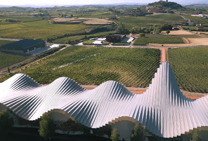 A vinícola Heras Cordón, na região de Rioja, na Espanha, é uma das fornecedoras oficiais de vinho litúrgico ao Vaticano, reconhecida por atender critérios rigorosos da Igreja. Embora seja a mais famosa, não há exclusividade, e outros produtores também são certificados.