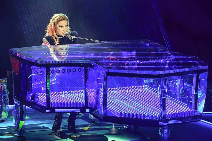 Alguns artistas que brilham como cantores também se destacam ao piano — talento que atravessa gerações. A seleção reúne nomes atuais e lendas já falecidas que marcaram a música com essa dupla habilidade artística.