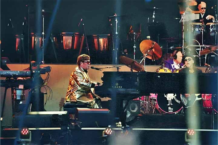 Elton John toca piano desde os 4 anos e recebeu formação clássica antes de mergulhar no pop e no rock. O instrumento é o centro de sua identidade artística, guiando arranjos enérgicos e performances marcantes ao longo de mais de cinco décadas.
