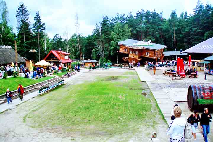 Trata-se de Szymbark, um simpático vilarejo que possui apenas 541 habitantes.
