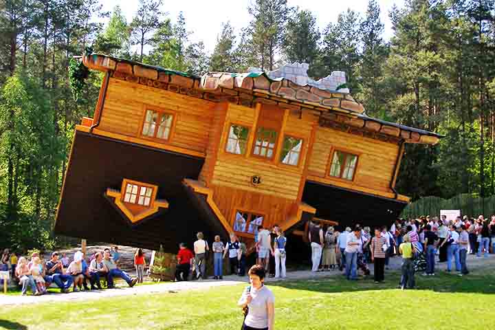 O maior ícone local é a Casa de Cabeça para Baixo (Dom Do Góry Nogami), uma construção que literalmente inverte a lógica arquitetônica, com telhado no chão e fundação no ar. 
