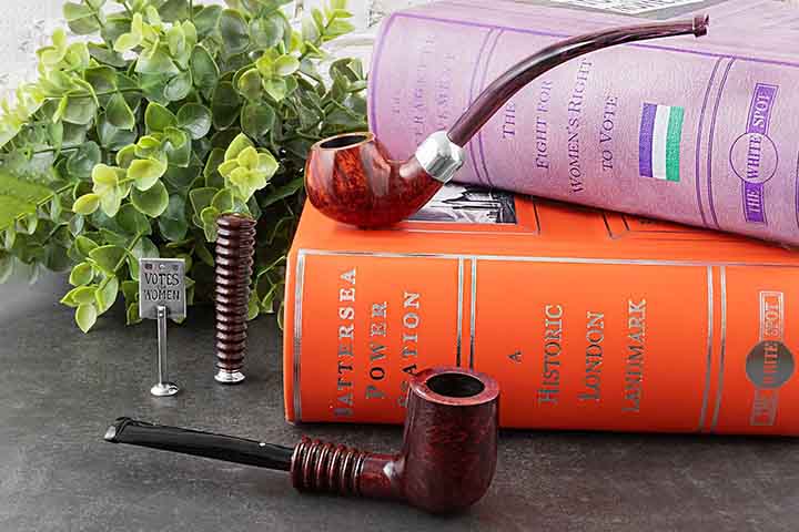 Algumas marcas icônicas incluem Dunhill (Inglaterra), Peterson (Irlanda) e Savinelli (Itália). Essas empresas são reconhecidas pela alta qualidade e sofisticação de seus cachimbos, que atraem colecionadores e aficionados no mundo inteiro.