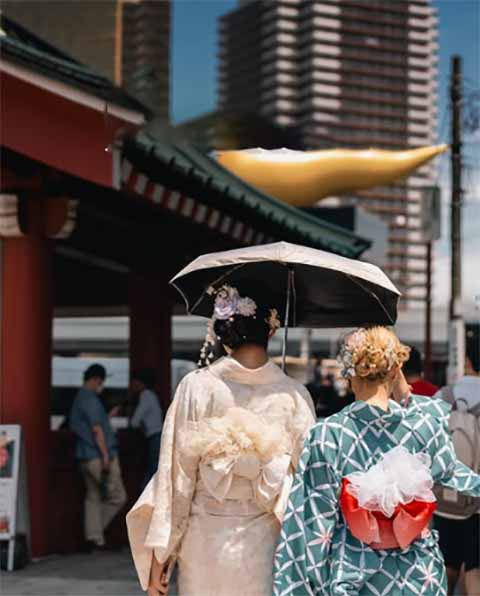 Nesse sentido, essa é uma visão animista, descrita pelo Professor Emérito Tatsuo Danjyo. Ela associa a forma circular do guarda-chuva à alma e sua alça ao pilar por onde descem as entidades.
