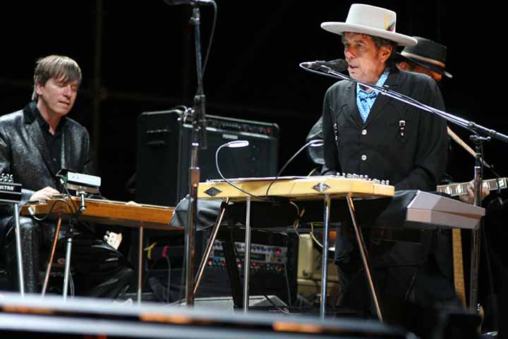 Bob Dylan, embora mais associado ao violão e à gaita, também toca piano desde jovem e o utiliza em fases específicas da carreira. O instrumento aparece em gravações e turnês, influenciando arranjos mais intimistas e reforçando seu caráter multifacetado como compositor.