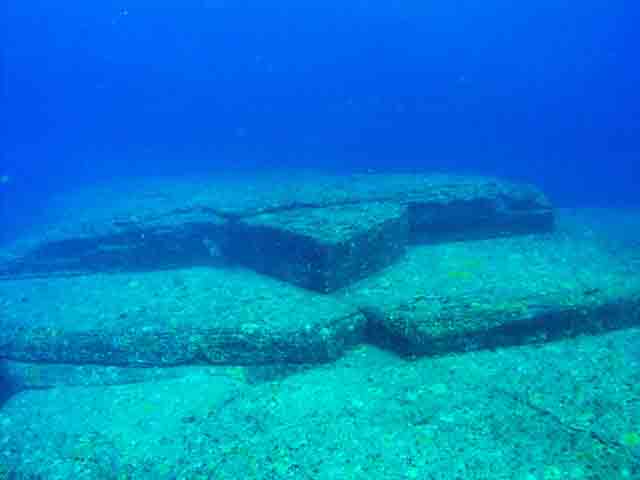 Céticos, como o geólogo Robert Schoch, explicam as formações como fruto de fraturas naturais em arenito, comuns em regiões tectonicamente ativas, como é o caso do Japão. 