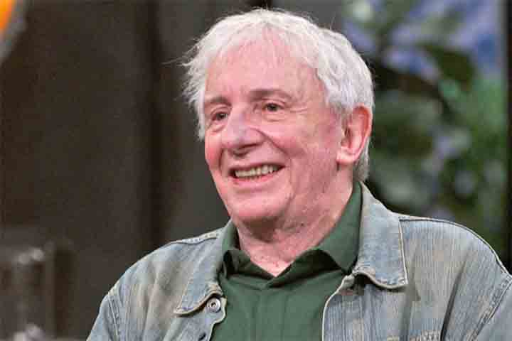 O ator revisitou canções brasileiras anteriores à Bossa Nova, acompanhado nos teclados por Gabriel Gravina. No repertório, Nanini percorreu clássicos como “Chão de estrelas” (1937), “Carinhoso” (1917, com letra de 1937) e “Mora na filosofia” (1955). 
