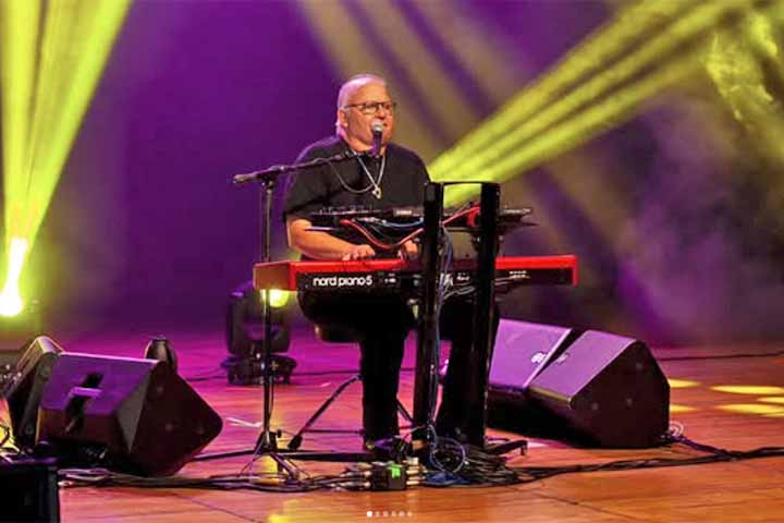 Guilherme Arantes começou no piano ainda criança e fez do instrumento o eixo central de sua obra, compondo grande parte de seus sucessos ao teclado. Seu estilo mistura baladas pop, harmonias elaboradas e influência da música clássica, sempre guiado pelo piano como protagonista.