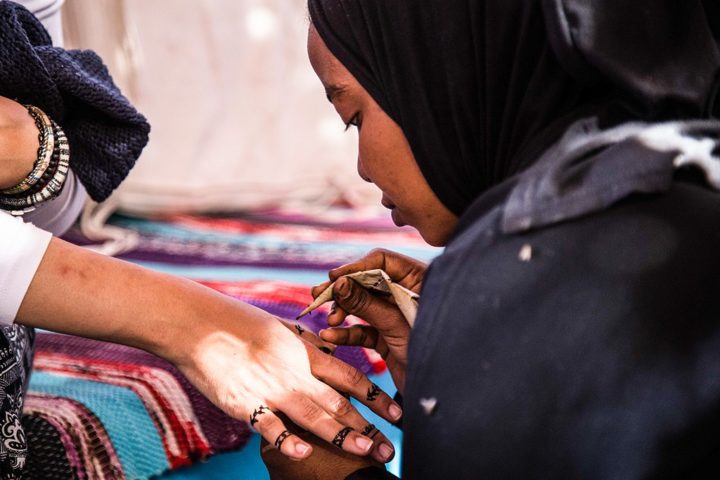 Os desenhos complexos e intrincados contavam histórias sobre a linhagem, conquistas e poder de um indivíduo.