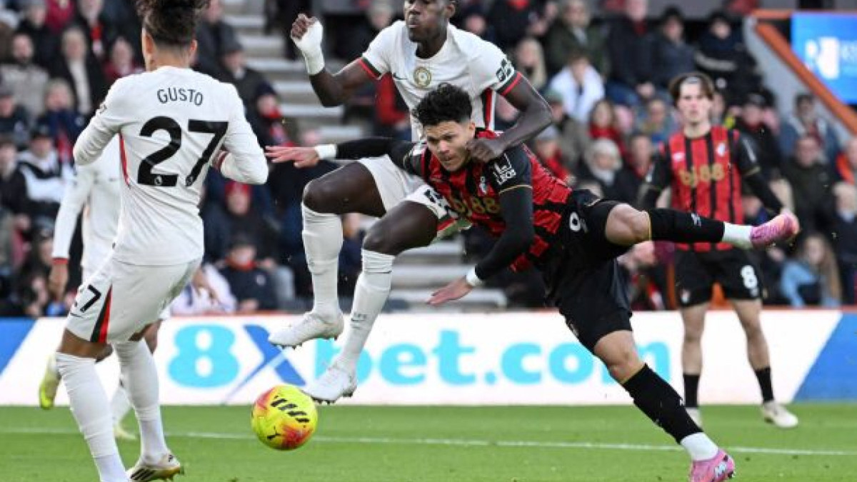 Blues dominam o jogo, mas criam poucas jogadas de perigo e ficam apenas no 0 a 0 fora de casa