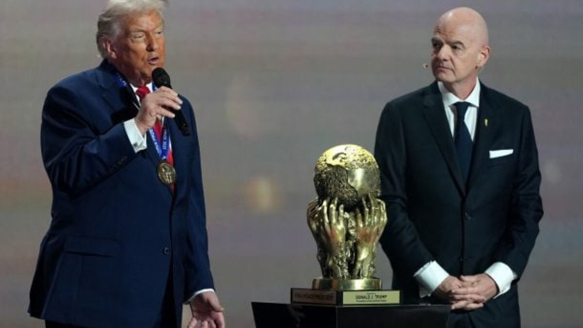 Presidente da Fifa admite falha por Scaloni ter sido obrigado a usar luvas para carregar a cobiçada taça da Copa até o palco na sexta-feira