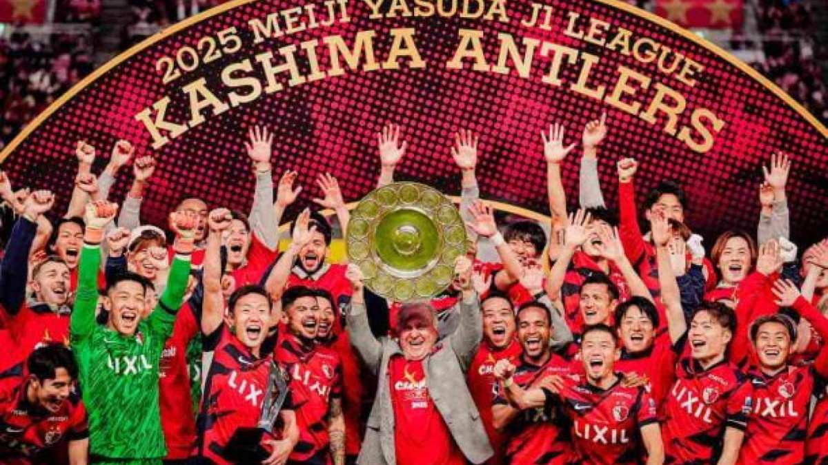 Galinho, que é diretor técnico do clube, levanta a taça sob a euforia da torcida e posta, emocionado, nas redes. Bi-enneacampeão: Fla e Kashima