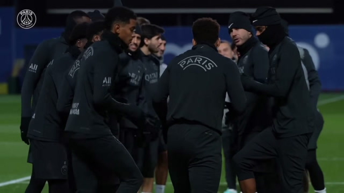 Doué retorna aos treinos e recebe homenagem do PSG pelo prêmio Golden Boy