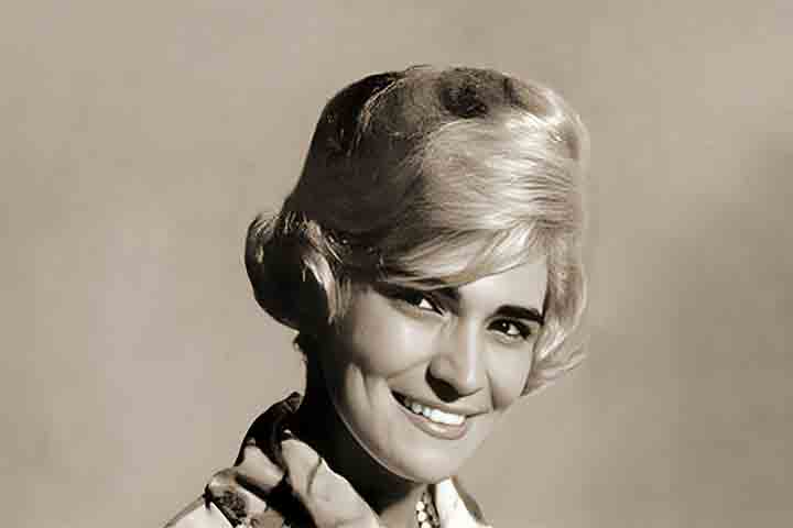 A sua infância foi modesta. Os seus estudos limitaram-se ao ciclo primário, mas cedo Hebe mostrou inclinação para o canto e para o palco.
