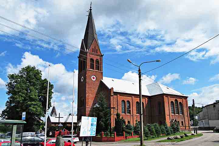 Muitas das instalações foram idealizadas por artistas locais e historiadores, tornando Szymbark um espaço onde a arquitetura é usada para contar histórias de opressão, resistência e identidade cultural.