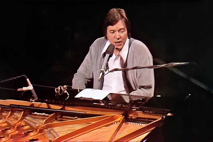 Tom Jobim — Maestro da bossa nova, usava o piano para criar harmonias elegantes que redefiniram a música brasileira. Seu toque suave e inventivo moldou clássicos eternos e influenciou músicos no mundo inteiro.