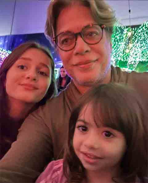 Na vida pessoal, o ator teve relacionamentos duradouros e é pai de três filhos: João, fruto de sua união com a empresária Priscila Borgonovi; Ella Felipa, de seu relacionamento com a fotógrafa Karina Tavares; e Alana Ayo, nascida de seu casamento com a advogada Ana Verena.
