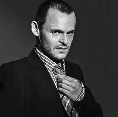 Na mesma época, o ator fez também sua estreia no cinema internacional ao atuar no drama Journey to the End of the Night, de Eric Eason. Além disso, estrelou a comédia Tapete Vermelho, de Luiz Alberto Pereira, que lhe rendeu inúmeros prêmios.