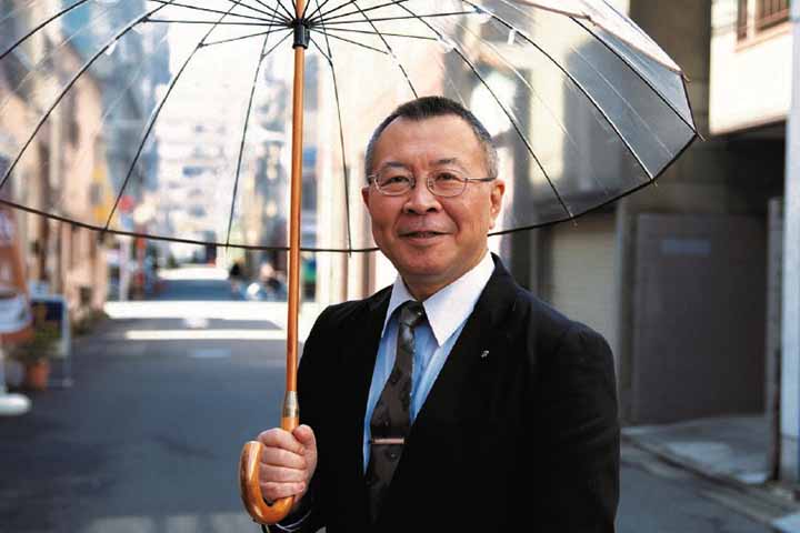 Um tipo de guarda-chuva que permite ao usuÃ¡rio ver o que estÃ¡ acontecendo ao redor Ã© o transparente, sem perder a proteÃ§Ã£o contra a chuva.