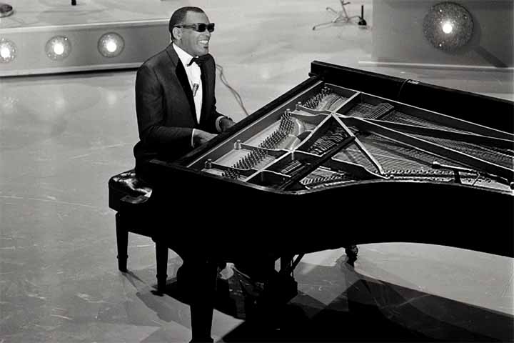 Ray Charles — Pioneiro do soul, uniu piano explosivo e vocal emotivo para criar uma sonoridade revolucionária. Seu estilo, que mesclava gospel, blues e jazz, transformou o instrumento em extensão direta de sua expressão artística.