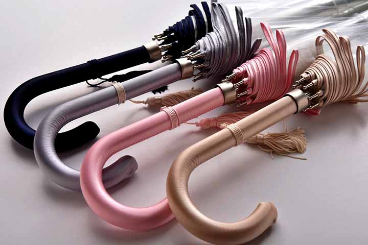 Os guarda-chuvas chegaram Ã  GrÃ©cia e Ã  ItÃ¡lia atravÃ©s das rotas comerciais, mas eram vistos, inicialmente, como um acessÃ³rio feminino.