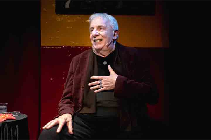 O espetáculo, que mistura literatura e música popular, marcou o encerramento do festival comemorativo para celebrar os 60 anos da casa, que exibiu 30 montagens ao longo de 30 dias.
