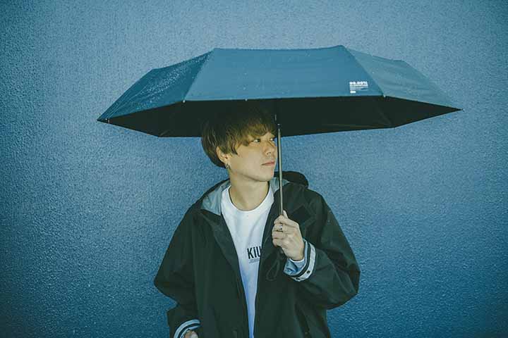 A invenÃ§Ã£o de guarda-chuvas mais leves e durÃ¡veis, como os feitos com nervuras de aÃ§o, impulsionou ainda mais sua popularidade. 