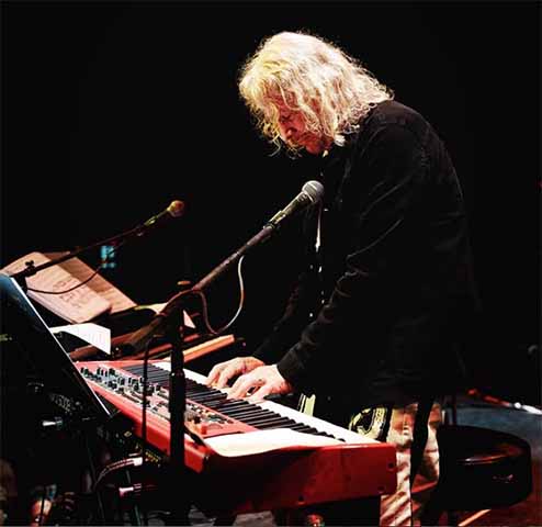 Marcos Valle aprendeu piano ainda jovem e utilizou o instrumento para moldar sua sonoridade, unindo bossa nova, pop e influências do jazz. Muitas de suas composições nasceram ao teclado, onde ele desenvolveu a estética moderna e melódica que marcou sua carreira.