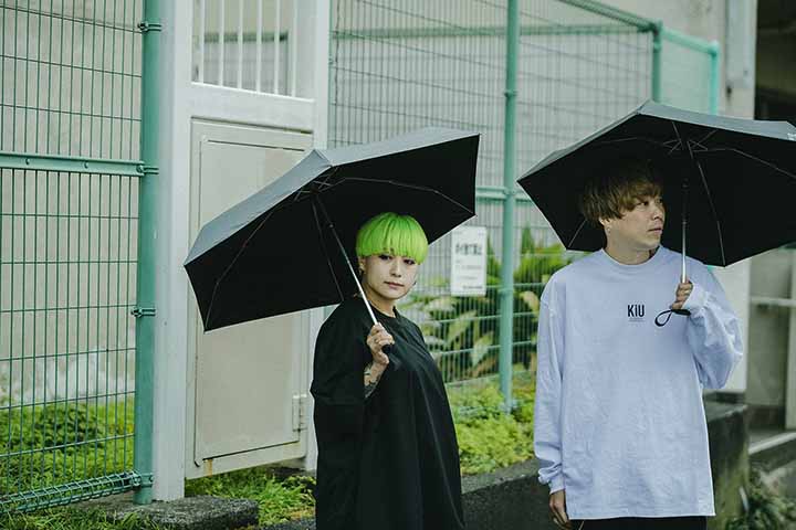 Sua evolução se deu com a mudança de materiais, de ossos de baleia para aço e fibra de vidro, e de tecidos de seda para materiais como o náilon, culminando nos modelos dobráveis de bolso e outras inovações.