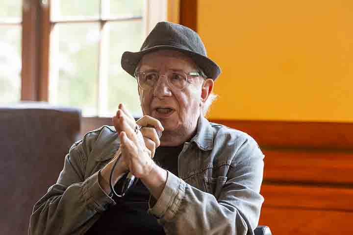 Sandra Pêra fez uma participação especial, cantando “Escandalosa” (1947) e dividindo o microfone com Nanini em “Diz que tem” (1940), sucesso de Carmen Miranda. O recital terminou em clima de celebração: a plateia lotada acompanhou o ator em um coro emocionado de “Carinhoso”.
