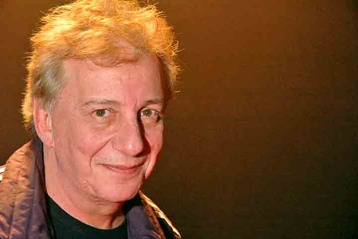 Entre uma canção e outra, o artista leu textos de Antônio Maria (1921 - 1964), Rubem Braga (1913–1990) e Luís Fernando Veríssimo (1936–2025), abrindo a apresentação com “O homem trocado”, do último.
