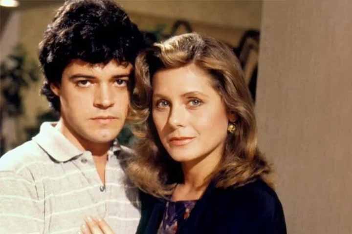 Vera Fischer foi casada duas vezes. A primeira união, com o ator e diretor Perry Salles, teve como fruto a filha Rafaela, que também enveredou pela carreira artística. Entre 1988 e 1995, ela foi casada com Felipe Camargo. O envolvimento com o ator  começou durante as gravações da novela “Mandala”. Apaixonada, ela terminou o casamento de 15 anos com Perry Salles.