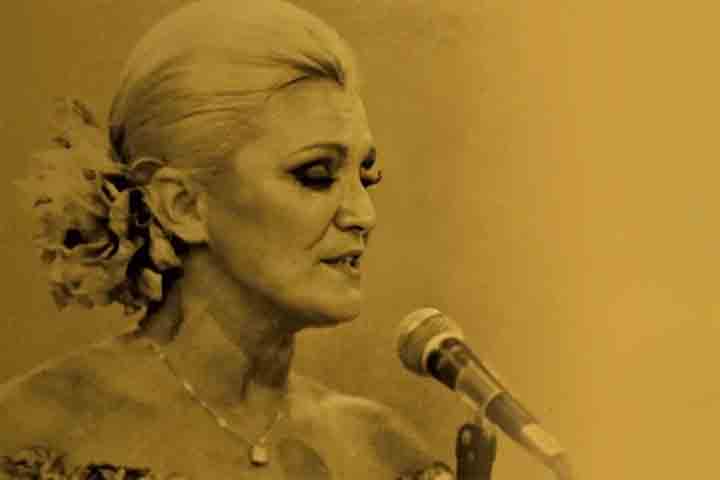 Em 1943, ela se mudou para a capital paulista junto com a família. Foi nessa época que começou a carreira de Hebe na Rádio Tupi, onde aos 15 anos participou do programa “Clube Papai Noel”. Ela também integrou grupos vocais com familiares e cantou sambas e boleros em boates. 
