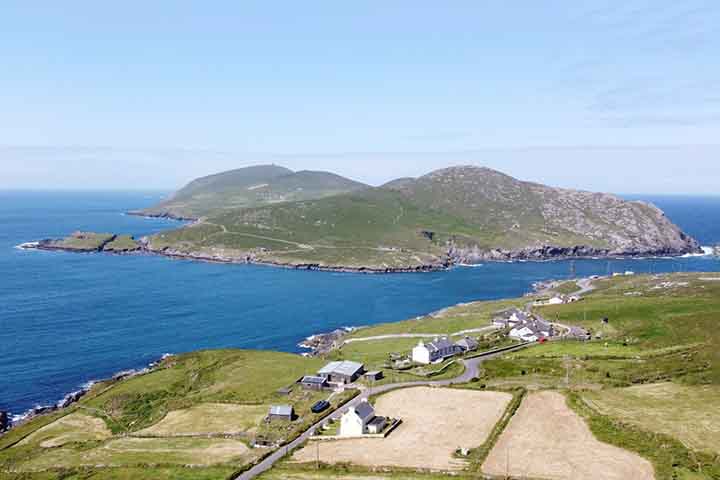 O programa tem finalidade estratégica e cultural, com foco em reverter a despovoamento dessas comunidades.
