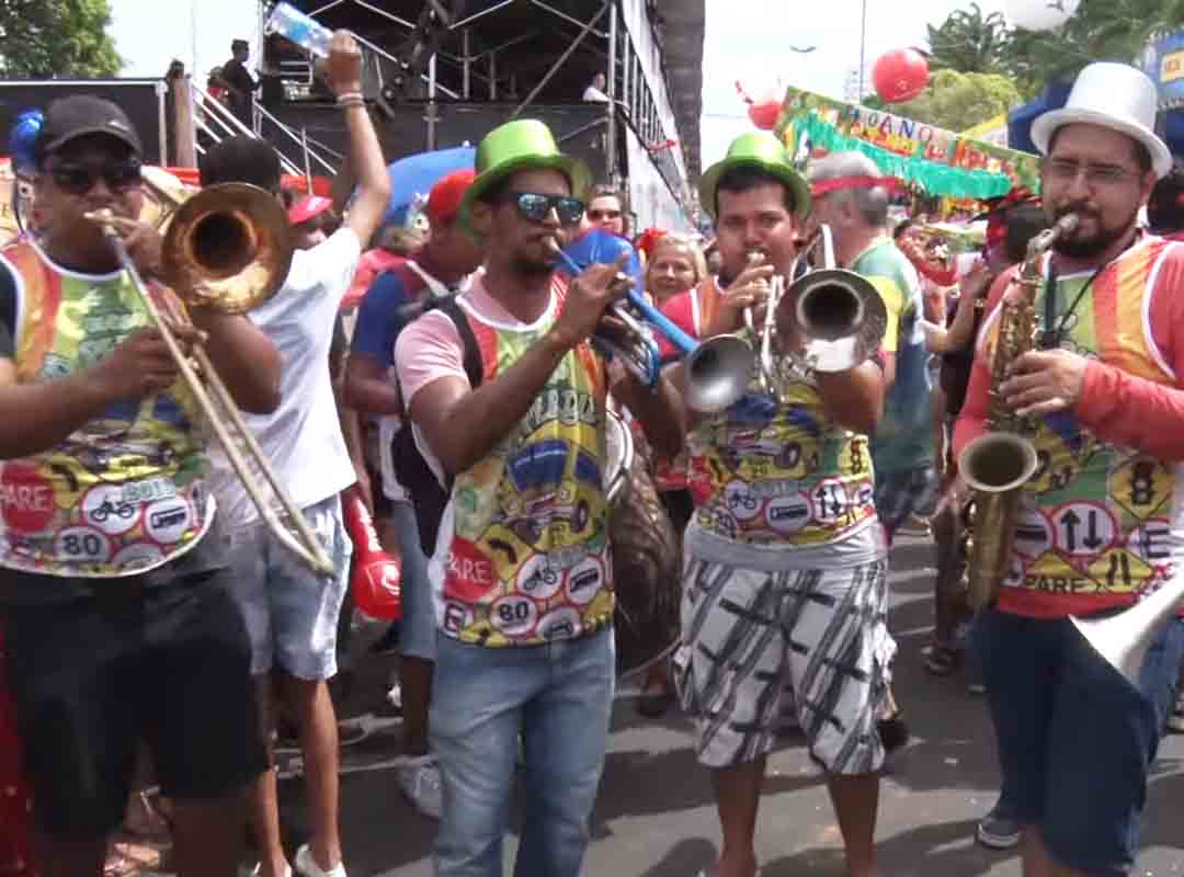 A dança, então, possui duas formas. Quando a multidão dança, ou quando os passistas realizam os passos mais difíceis, de forma acrobática durante o percurso. O frevo possui mais de 120 passos catalogados. A origem do nome vem de vem de ferver, por sua corruptela, frever, que passou a designar: efervescência, agitação, confusão, rebuliço; apertão nas reuniões de grande massa popular no seu vai e vem em direções opostas.