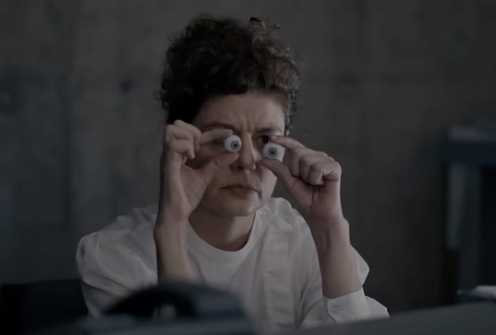 Enterre Seus Mortos, filme que estava sendo divulgando pela atriz no telejornal, é dirigido por Marco Dutra e baseado no livro homônimo de Ana Paula Maia.