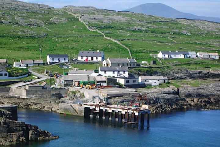 Essas ilhas irlandesas estão localizadas em regiões famosas por possuirem paisagens rústicas. 