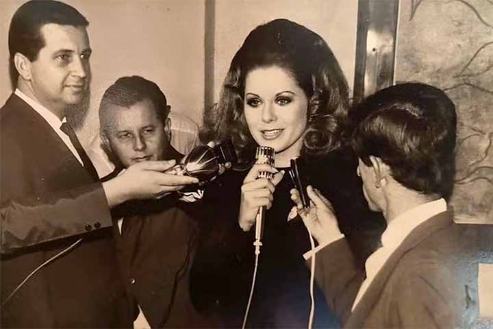 O ponto de virada aconteceu em 1975, quando recebeu o prêmio de Melhor Atriz de Cinema pela Associação Paulista de Críticos de Arte. Na sequência, em 1977, Vera fez sua estreia na TV na novela “Espelho Mágico”, com duas personagens: Diana e Débora. Foi o início de uma sólida e longa parceria com a Rede Globo.
