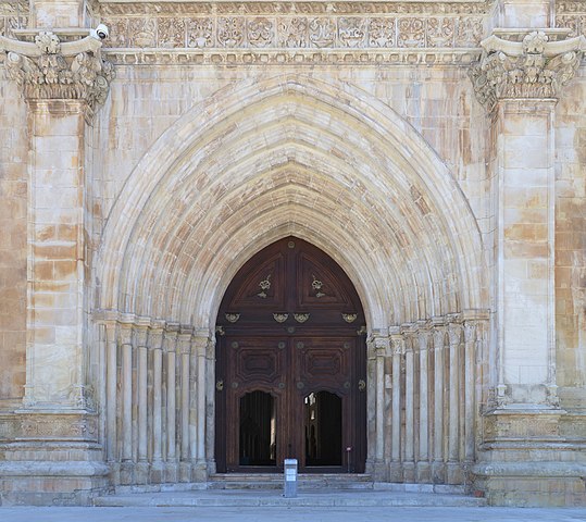 Mosteiro de AlcobaÃ§a (AlcobaÃ§a, Portugal)
ConstruÃ­do entre 1178 e 1252,, Ã© um dos mais antigos mosteiros de Portugal e possui um grande conjunto de arcos e colunas que impressionam pela simplicidade e harmonia