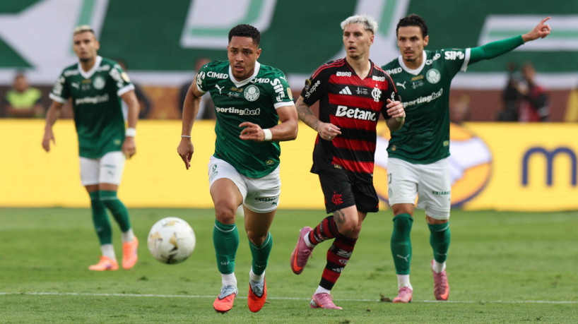 Vitor Roque, atacante do Palmeiras, durante final da Libertadores 2025 