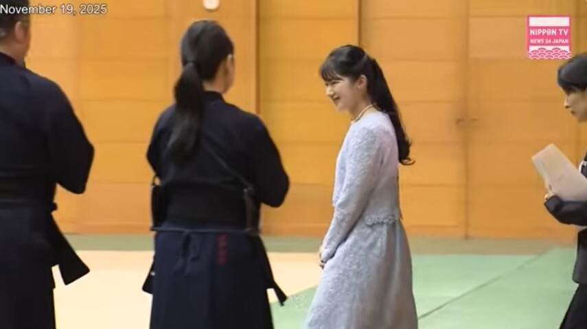 A popularidade da princesa fortaleceu vozes que pedem mudanças na Lei da Casa Imperial, de 1947, que restringe a sucessão à linha masculina e retira o status real de mulheres que se casam com plebeus. O cartunista Yoshinori Kobayashi e outros apoiadores defendem que Aiko ascenda ao trono, enquanto parte da população defende a tradição. O tema divide opiniões e mobiliza redes sociais.