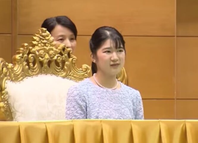 A princesa Aiko, única filha do imperador Naruhito e da imperatriz Masako, completou 24 anos em dezembro de 2025 e é uma das figuras mais amadas do Japão. Desde sua apresentação oficial como adulta em 2021, conquistou os japoneses com simpatia, inteligência e bom humor. Sua crescente popularidade reacendeu o debate sobre a sucessão imperial, já que a lei atual só permite herdeiros homens.
