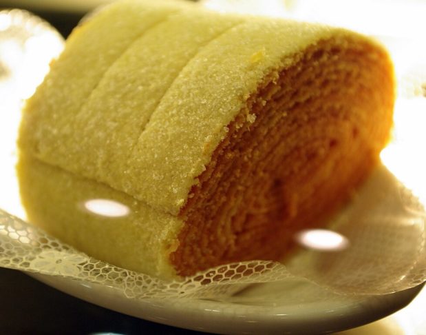 O bolo de rolo é um doce típico de Pernambuco, considerado um símbolo da culinária nordestina. Sua origem remonta ao século XIX, com influência direta da doçaria portuguesa.