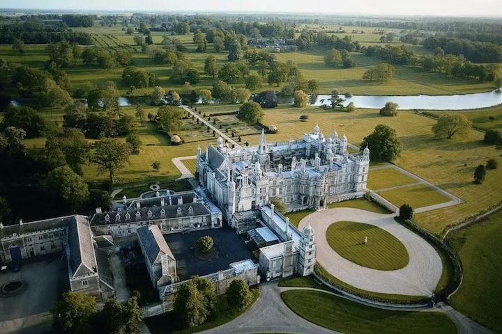 Outros cenários incluem a Burghley House, também na Inglaterra, que cedeu o quarto do protagonista e a Sala do Céu.