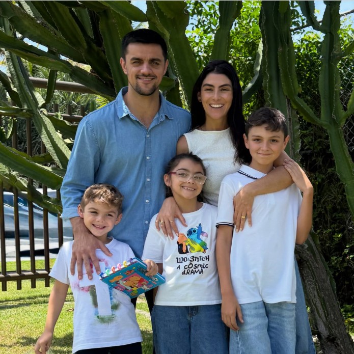 Sua esposa Mariana Uhlmann, aliás, revelou em entrevista que já orou para que o marido não fosse escolhido para determinado trabalho. Casados há 13 anos e juntos há 16, os dois formam uma família com três filhos: Joaquim, nascido em 2014, Maria, em 2017, e Vicente, em 2020.
