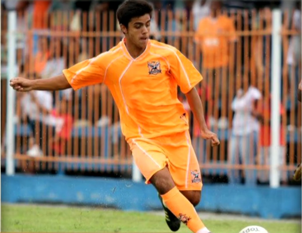 Antes de se tornar ator, Felipe chegou a jogar futebol profissionalmente e assinou contrato com o Nova Iguaçu Futebol Clube. Pouco tempo depois, decidiu seguir o caminho da atuação.
