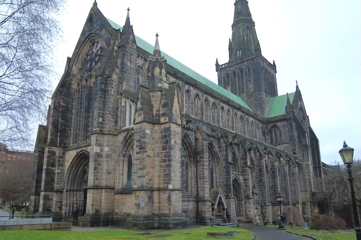 Para reforçar o clima sombrio do enredo, del Toro utilizou ainda a Catedral de Glasgow, cujos vitrais e abóbadas ajudam a compor a atmosfera dramática das cenas.