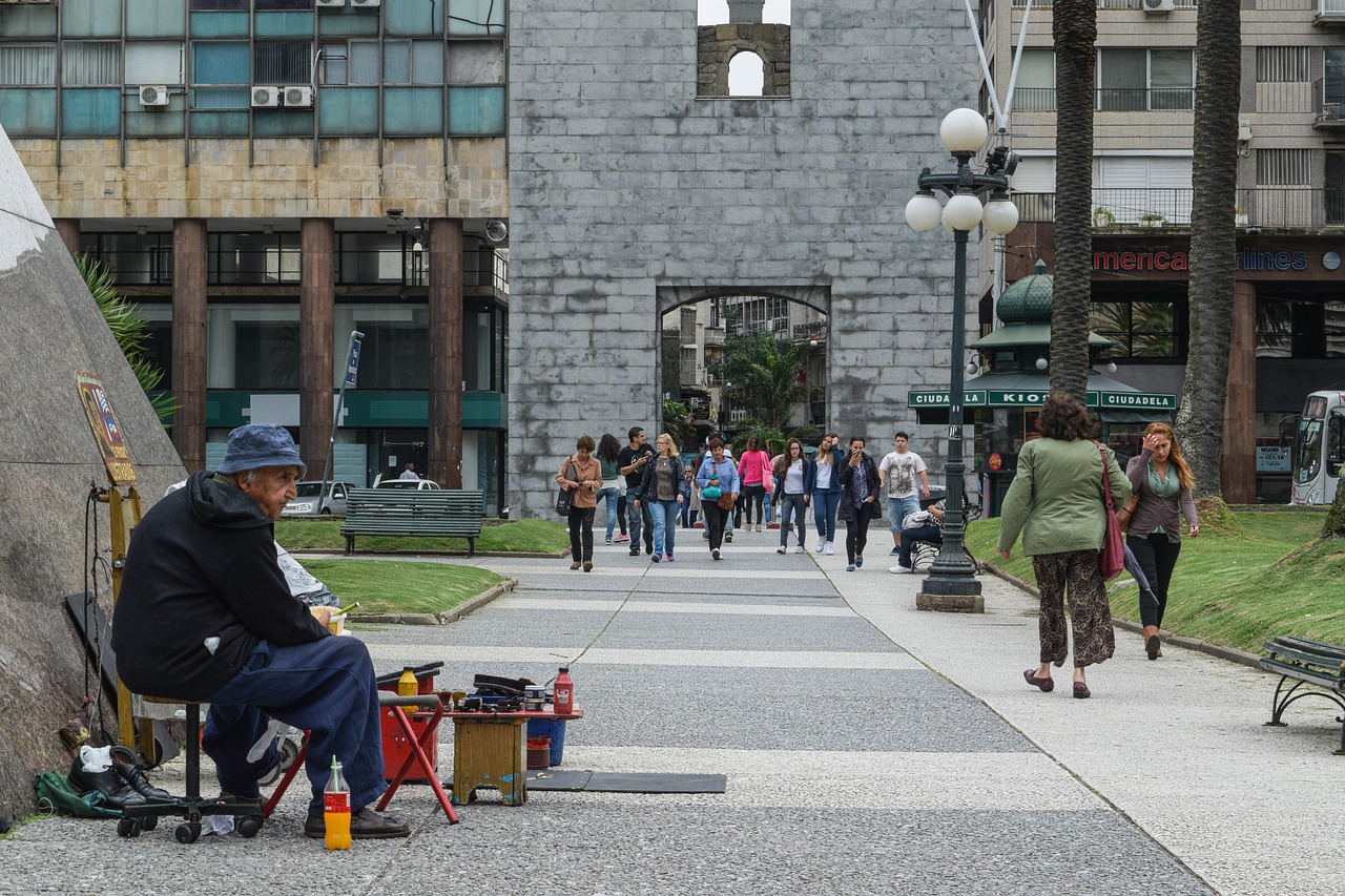 Além disso, o Uruguai é um exemplo de Estado laico no continente americano. Também é uma das duas únicas democracias plenas da América do Sul, ao lado do Chile, segundo classificação do Índice de Democracia de 2022. Ambos obtiveram nota acima de 8.
