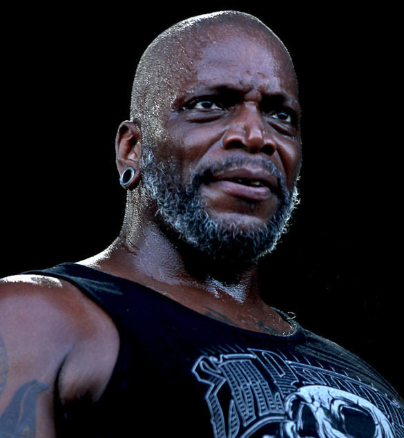 Após sua saída, Igor, Paulo Jr. e Andreas reorganizaram o Sepultura, reforçaram o papel do baixo e iniciaram a busca por um novo vocalista. Diversos músicos participaram das audições, e Derrick Green foi escolhido pela voz, presença e integração com o grupo. Em 1998, lançaram Against.
